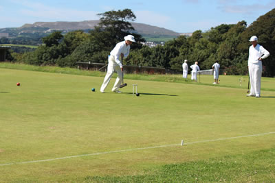 Peter Dexter(C) runs hoop 4